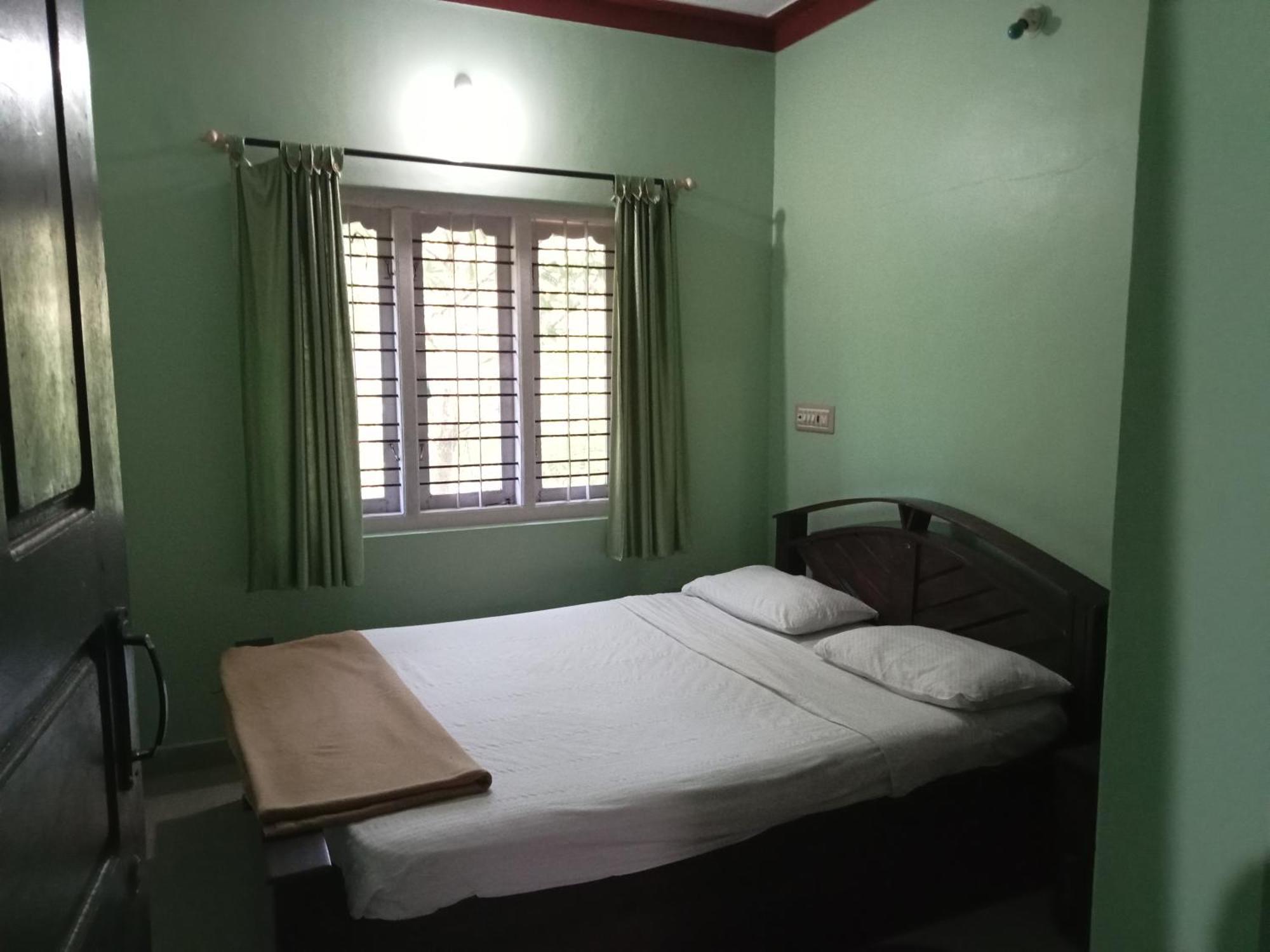 Eshwarkrupa Homestay Мадикери Экстерьер фото